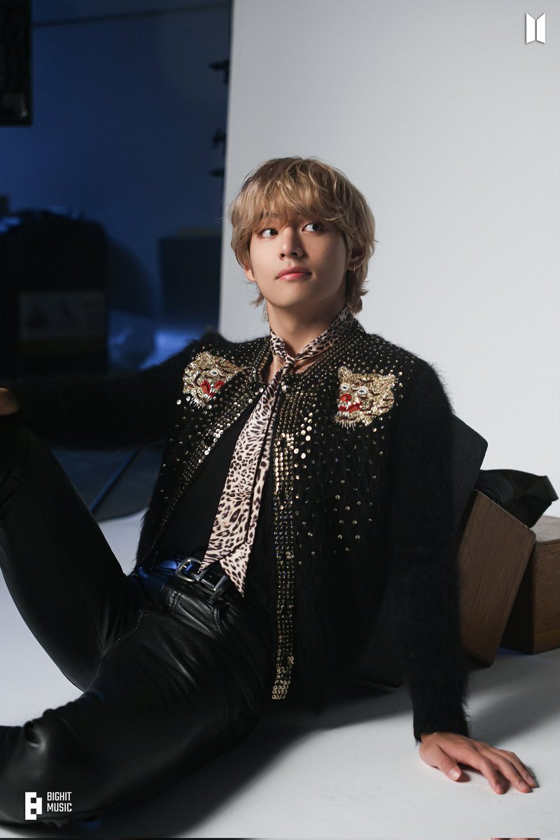 #V has surpassed 4.9 BILLION streams under his profile on Spotify, the 4th Most Streamed K-Soloist in platform's HISTORY.

CONGRATULATIONS V
CONGRATULATIONS TAEHYUNG
#4_9BillionForV