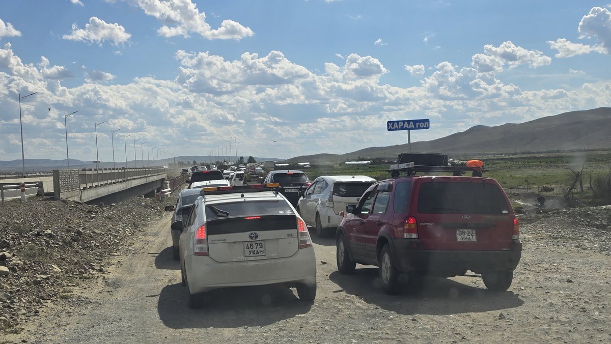 Нэг л зун тэсчих гэснээс хойш 6 жил өнгөрч, 5 дахь удаагаа ЗГ өөрчлөгдөж, 3 дахь ЕС, 4 дэхь Зам тээврийн сайд нь ажиллаж бн. Дарханы зам дуусаагүй хэвээр. Хоёр км яваад таардаг, хот айлруу салдаг, хэрэггүй тойргуудаа өөрчлөж шинэчлэх бтугай үндсэн замаа ч дуусгаагүй. Арай бн шүү