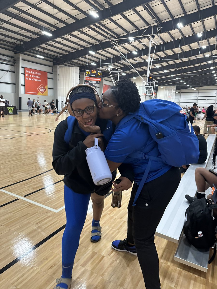 Aliahrae2029's tweet image. My biggest supporter. My #1 fan.
My momma 💕
She’s been in my corner since day one —
every practice, every game, every moment. 🏀💪🏽
#MomGoals #BuiltDifferent #SupportSystemStrong #BasketballJourney #GirlsCanHoop #MyWhy #FamilyFirst