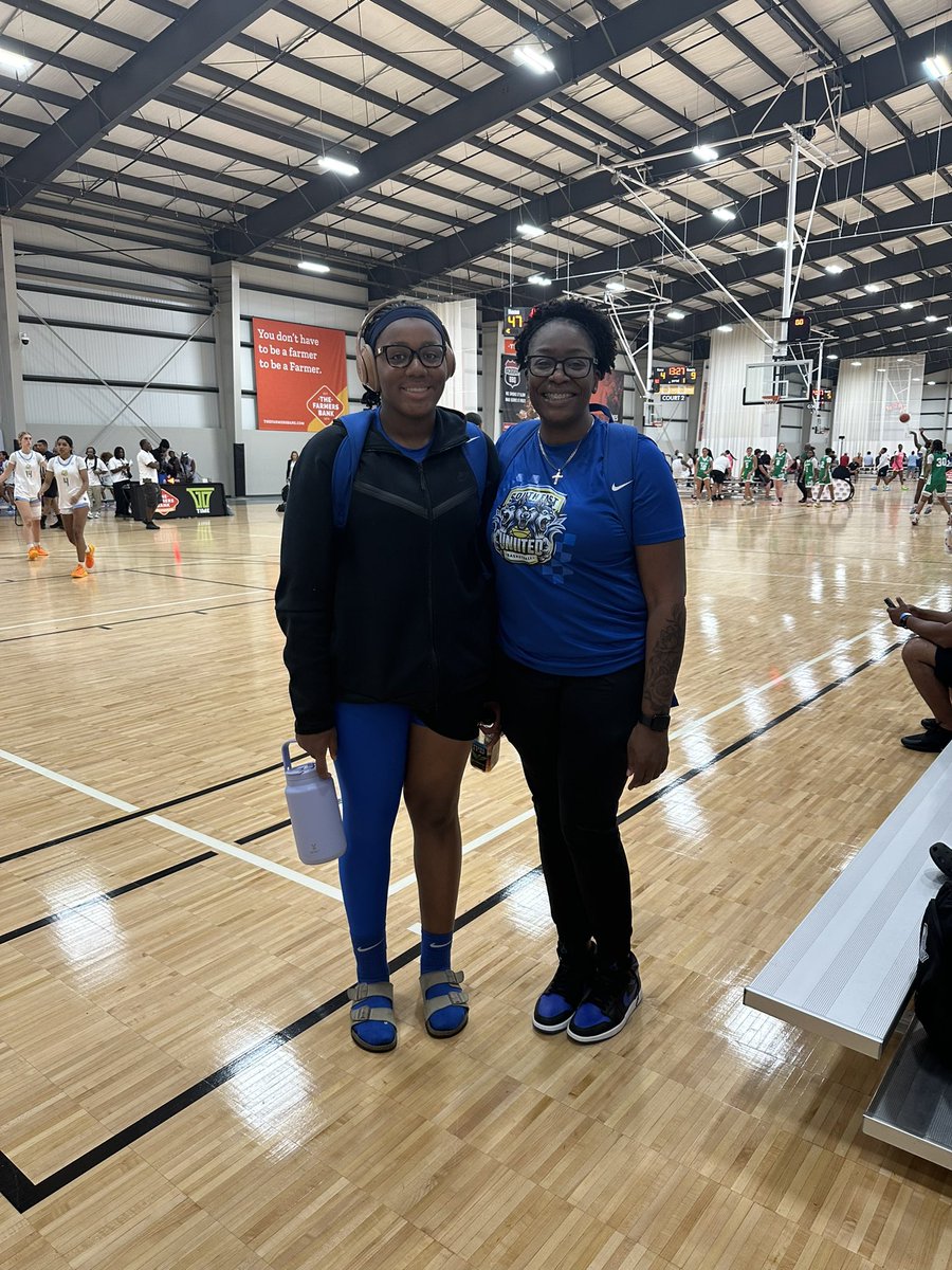 Aliahrae2029's tweet image. My biggest supporter. My #1 fan.
My momma 💕
She’s been in my corner since day one —
every practice, every game, every moment. 🏀💪🏽
#MomGoals #BuiltDifferent #SupportSystemStrong #BasketballJourney #GirlsCanHoop #MyWhy #FamilyFirst