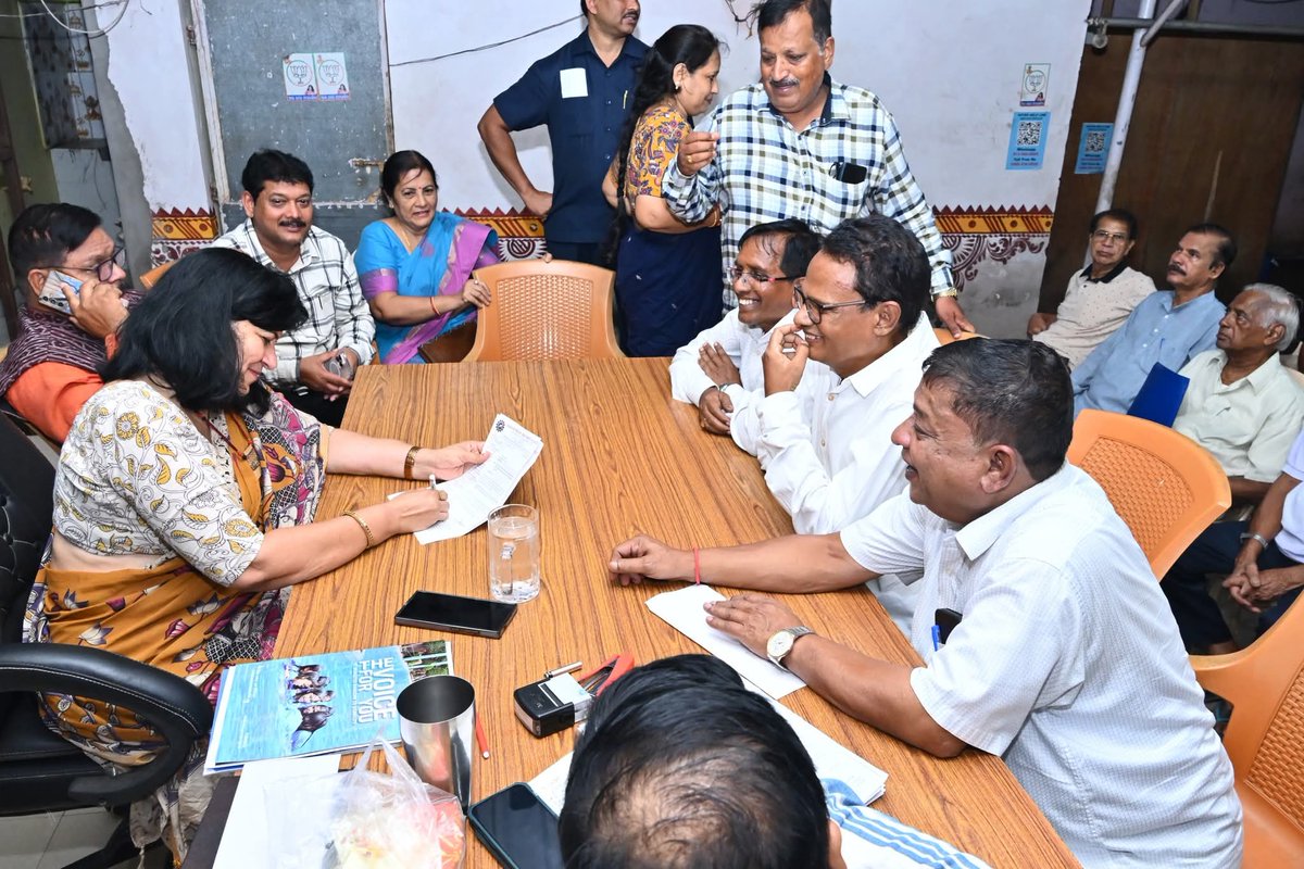 AprajitaSarangi's tweet image. Met hundreds of people in my office yesterday.
Grievance Hearing continued up till very late hours .
Assured them of all help from my side towards redressal of Grievances.
@PMOIndia