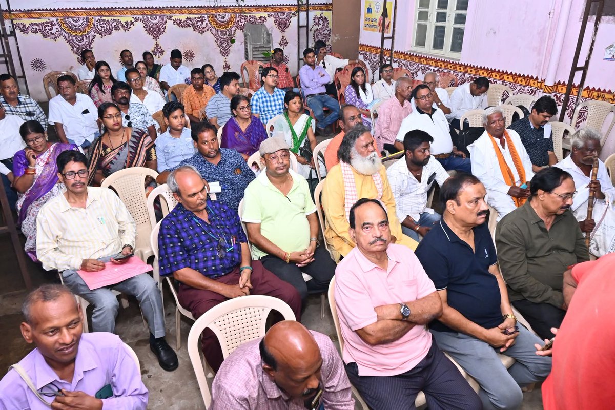 AprajitaSarangi's tweet image. Met hundreds of people in my office yesterday.
Grievance Hearing continued up till very late hours .
Assured them of all help from my side towards redressal of Grievances.
@PMOIndia