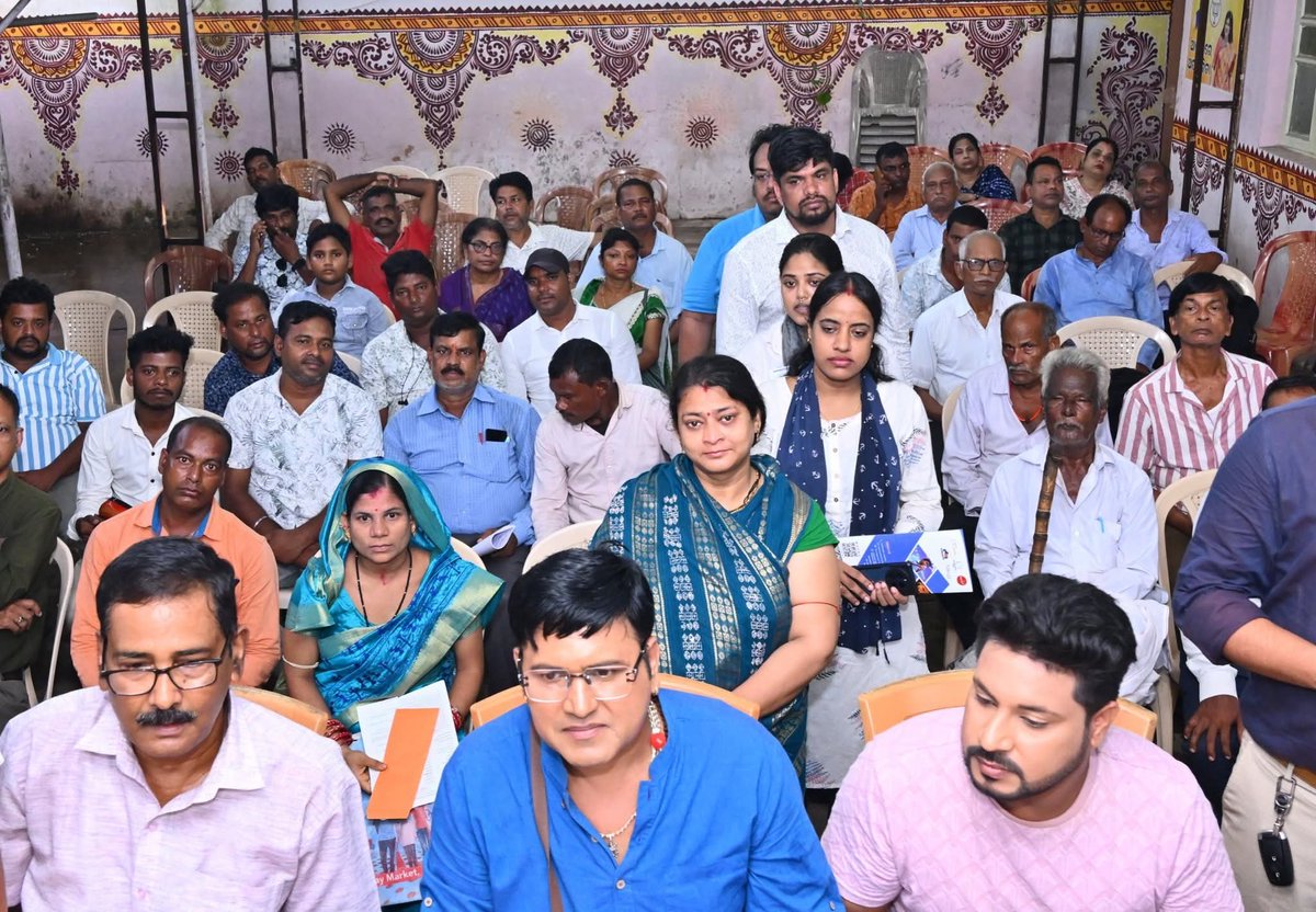 AprajitaSarangi's tweet image. Met hundreds of people in my office yesterday.
Grievance Hearing continued up till very late hours .
Assured them of all help from my side towards redressal of Grievances.
@PMOIndia