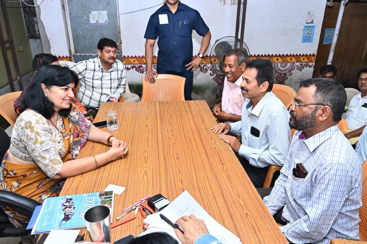 AprajitaSarangi's tweet image. Met hundreds of people in my office yesterday.
Grievance Hearing continued up till very late hours .
Assured them of all help from my side towards redressal of Grievances.
@PMOIndia