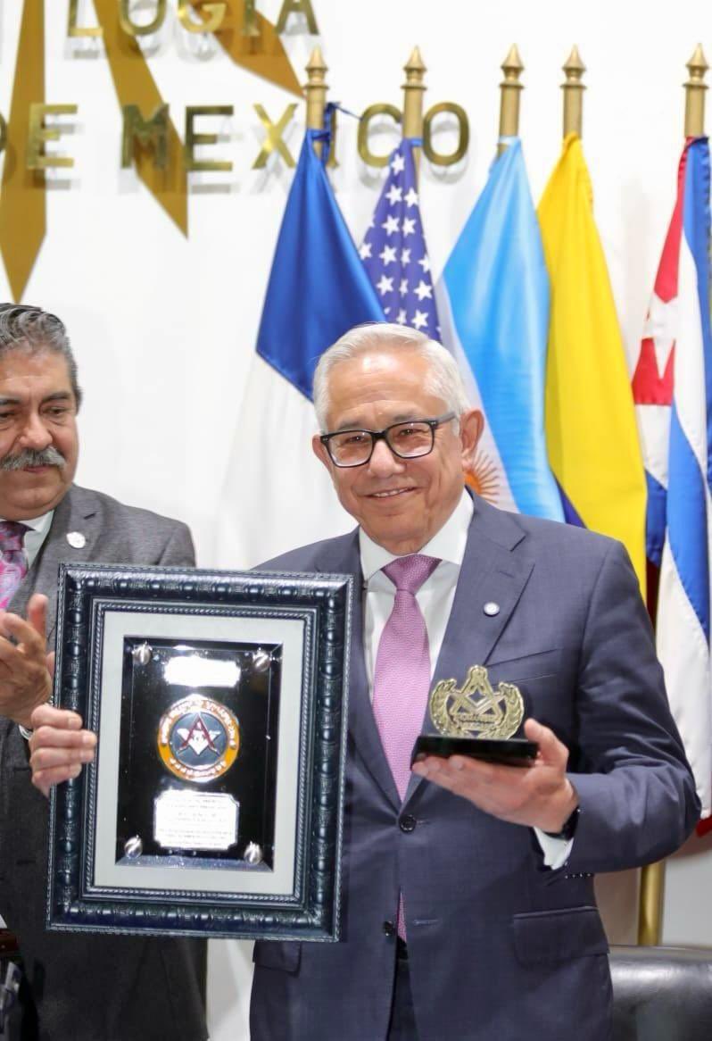 jorgegavino's tweet image. Recibí con gratitud la Presea “Humanismo Mexicano”, otorgada por la Muy Respetable Gran Logia Valle de México @MRGLValleMexico y la Logia Simbólica Humanismo Mexicano No. 76. Compartir esta distinción con Paco Ignacio Taibo II @Taibo2 en un acto que reconoce el compromiso con la…