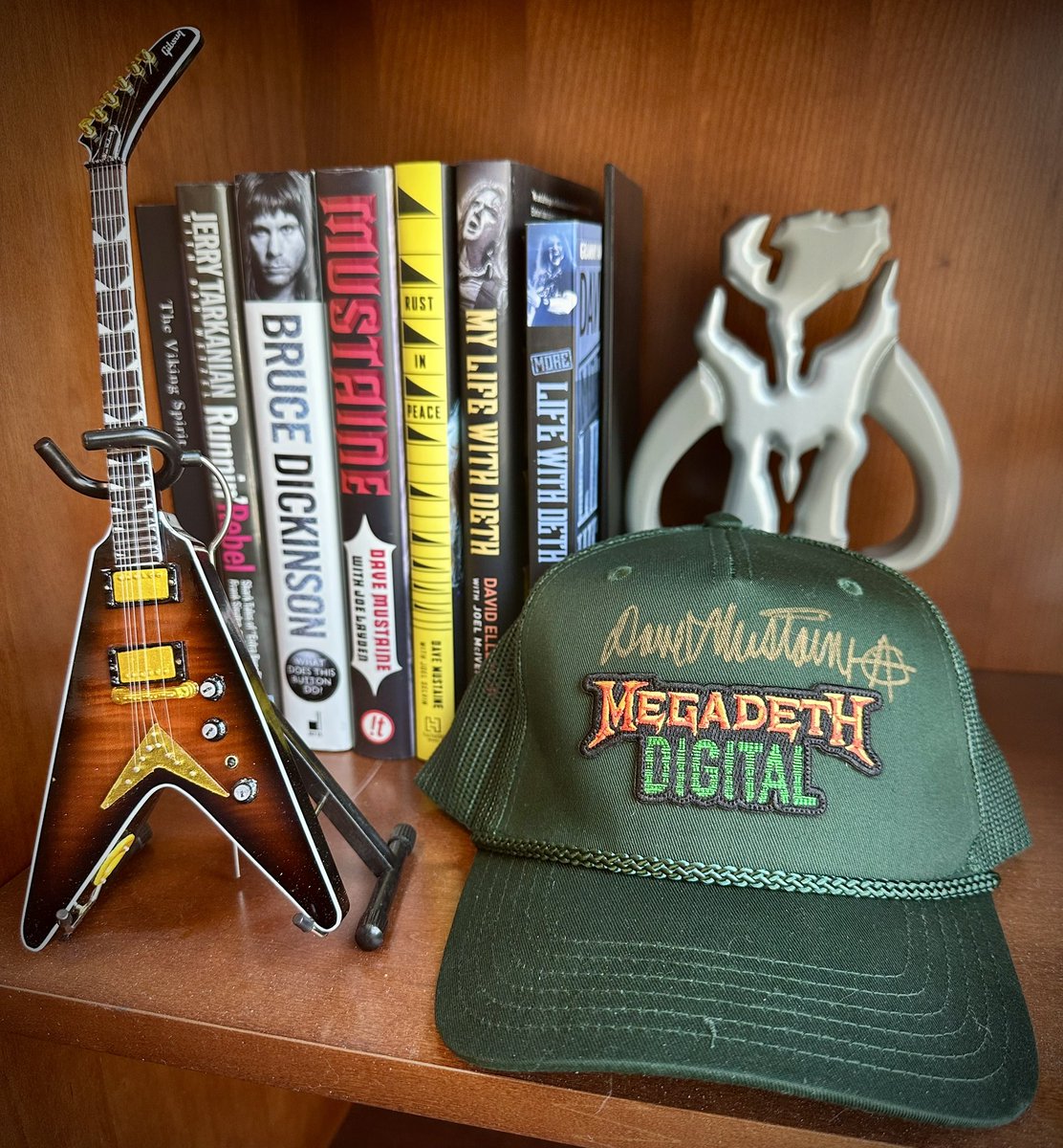mast_stuart's tweet image. Shout out to @MegadethDigital for the green Trucker Hat, signed by the legendary @DaveMustaine. Looks good with the Mini Flying V I got with one of my Rattlehead NFT perks. 🤘🤘