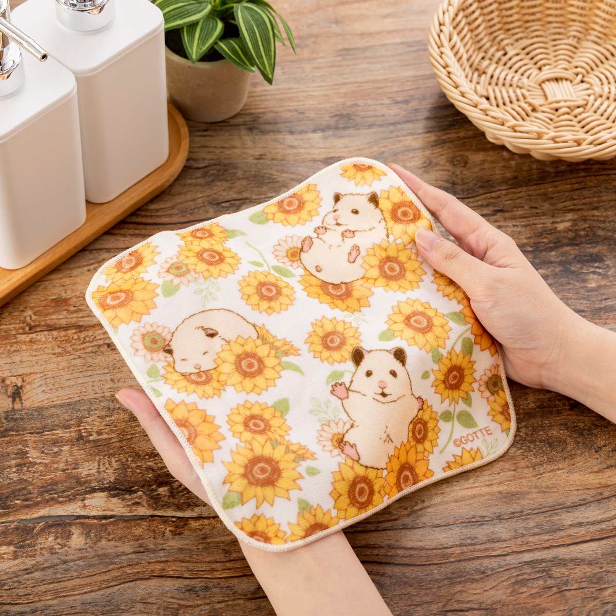 whatme000's tweet image. 🌻7月18日 新発売🌻

 『ハンドタオル(ひまわり)』

🐹お取り扱い
・キデイランド
（大阪梅田、京都四条河原町、
　原宿、福岡パルコ店、新宿店）
・ゴリランド(オンラインストア)
（uho2.com/view/category/…）
・0％ ONLINE STORE 
（0percent.jp/view/category/…）
・ヤマシロヤ 

#助六の日常