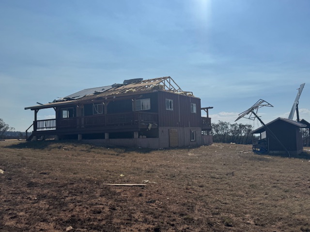 MatthewCappucci's tweet photo. The Utah #FireTornado looked a lot like a "regular" tornado – with cooler environmental air acting a bit like a more traditional rear-flank downdraft. 

A tight couplet appears on radar where the fire tornado's vortex is present.

EF2 damage to a nearby home! https://t.co/66rmwdDDGp
