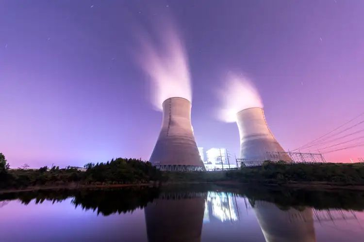 MarioNawfal's tweet image. 🇺🇸 TRUMP WANTS 10 REACTORS, WESTINGHOUSE JUST SAID LET’S DO IT

Trump wants a nuclear comeback. 

Westinghouse just promised 10 new reactors. 

The first shovels hit dirt before 2030. 

Each reactor powers three-quarters of a million homes. 

That’s a lot of juice.

They pitched…