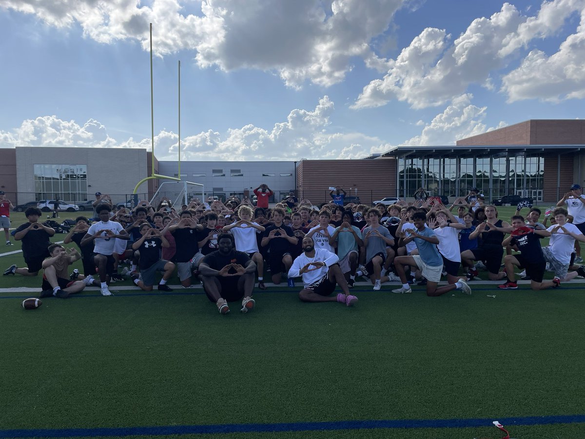 alleneaglesfb's tweet image. 🦅ALLEN EAGLE GREATS🦅
Tonight at Eagle Elite we had two legendary guests with us at camp! Thank you NFL player @seth_mgreen & former NFL player @Thegreglittle for pouring into our kids about being in the moment & being an Eagle‼️🅰️🆙
#BTB | @usnikefootball