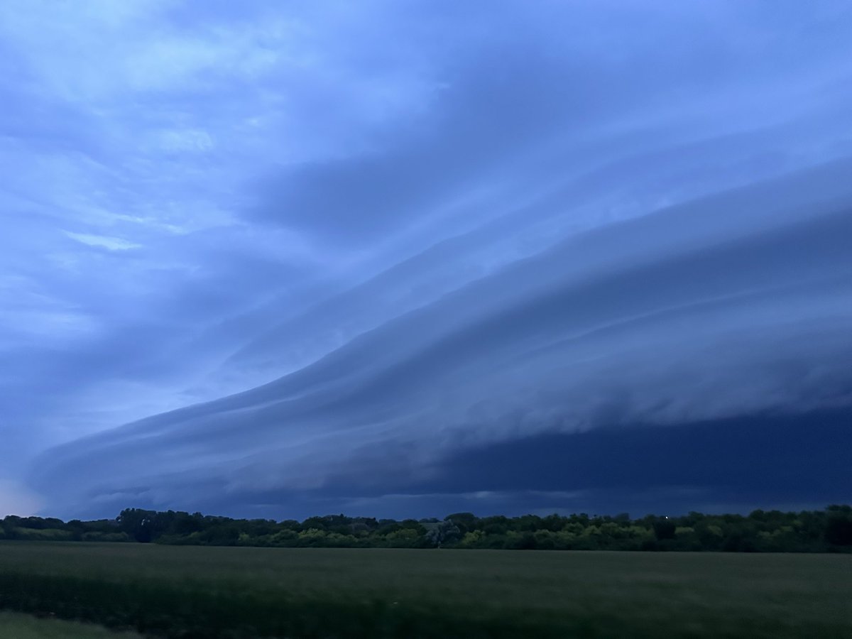 owenbasselmanwx's tweet image. Awesome shelf cloud rolling into Sioux City! #IAwx