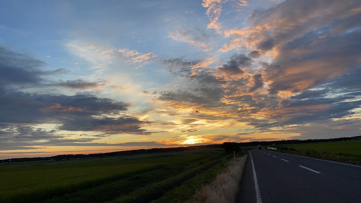 8azusan's tweet photo. 雨降らないね
夕日は綺麗なんだけどね https://t.co/YxQbLB414d