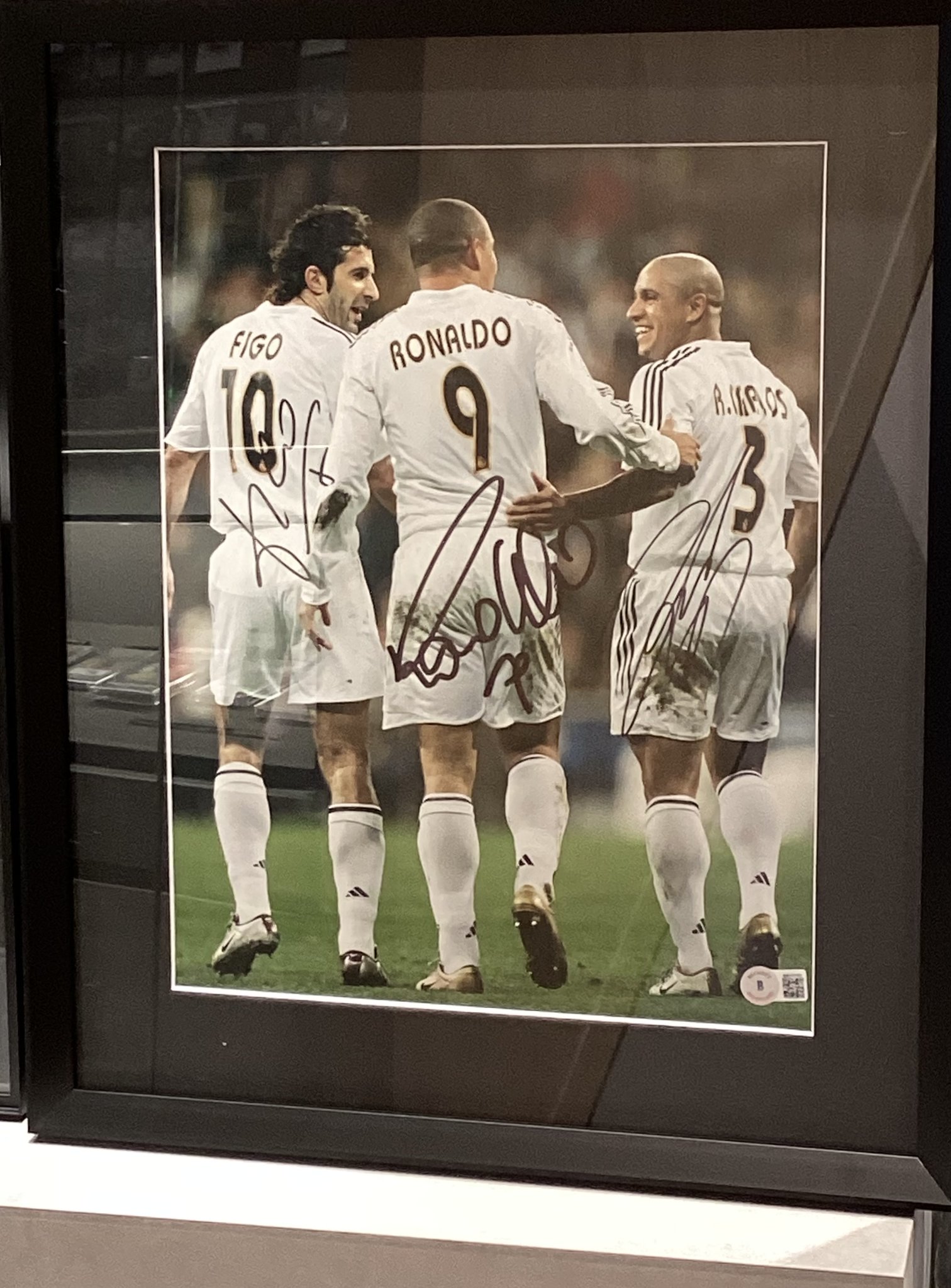 Realmadridの選手の直筆サイン入り集合写真 Amazon.co.jp: Realmadridの選手の直筆サイン入り集合写真
