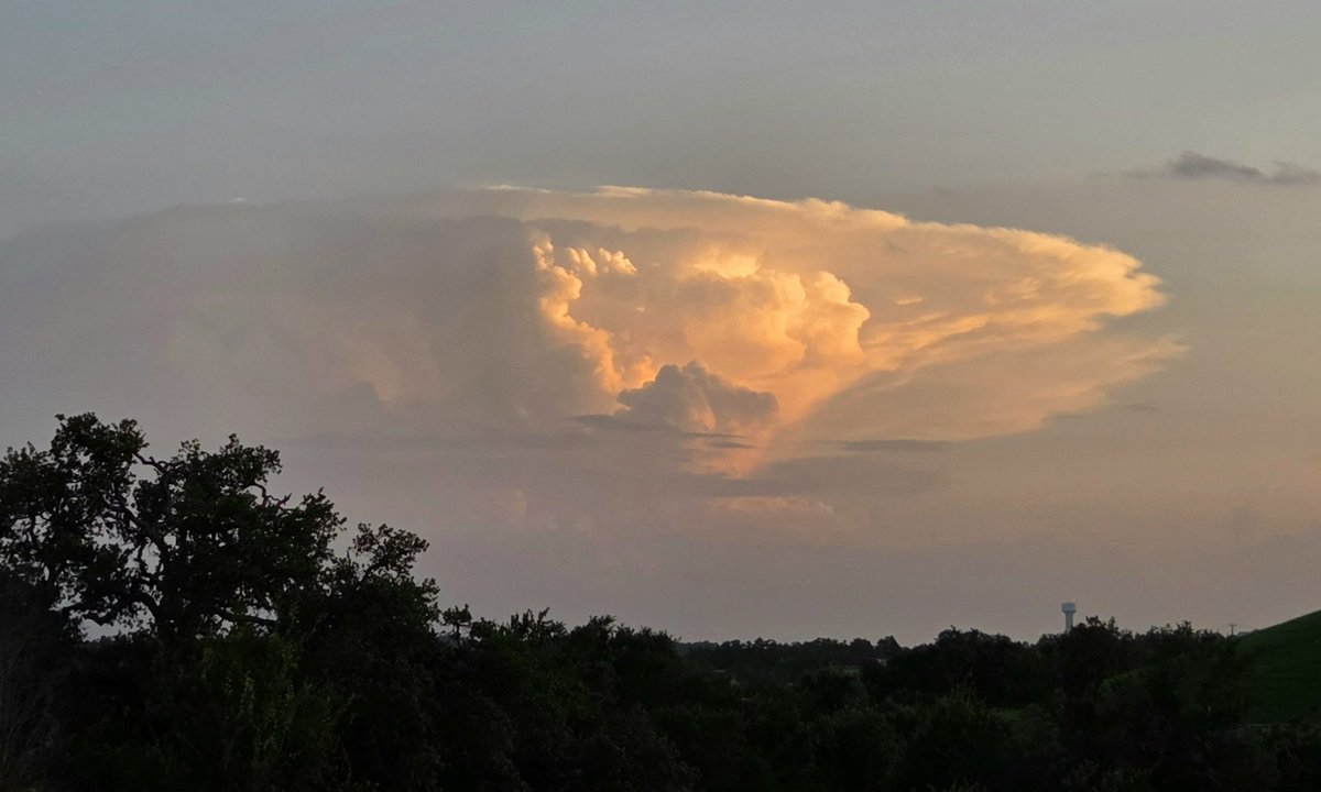 atxwxgirl's tweet image. Had to pull over & get a pic of this storm 60 miles away! It was NW of San Antonio. 8:25pm #txwx