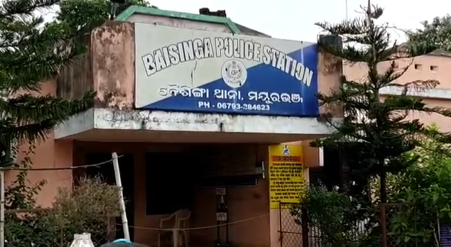 ArgusNews_in's tweet photo. #Mayurbhanj: A drunken youth reportedly hacked and stoned his parents to death in Uttarapal village under Baisinga PS. Deceased father identified as Hadibandhu Sahu and accused son as Himanshu Sahu. Police investigation underway
#StoneToDeath #BaisingaPS #DrunkenYouth https://t.co/t1waktoPuV