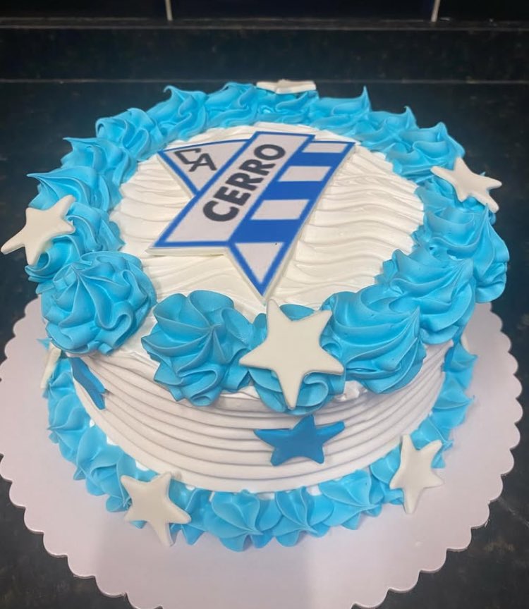 “una torta no puede tener tanto olor a mierda”

la torta: