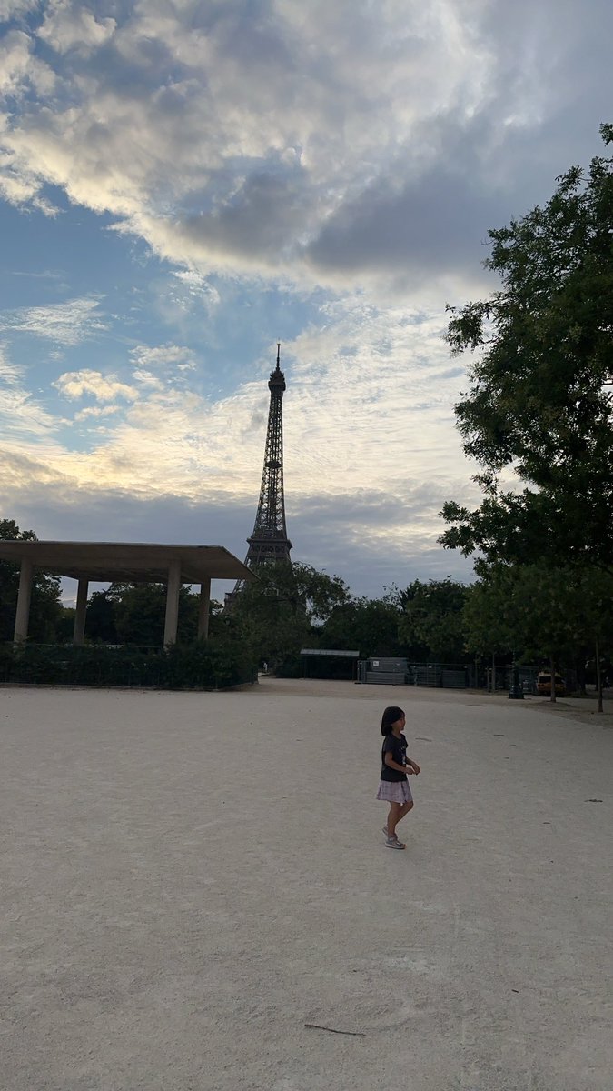 mihonog's tweet image. パリ最後の日はコンコルド→マドレーヌ→オペラと歩き回って、最後にジャンドマルス公園でたくさんのイッヌと戯れました。娘はあれだけ疲れたと言って歩きたがらなかったのに、やっぱり公園で遊ぶのが子どもには一番楽しいんだね。遊具がなくてもずっと遊んでいられる
#子連れ海外