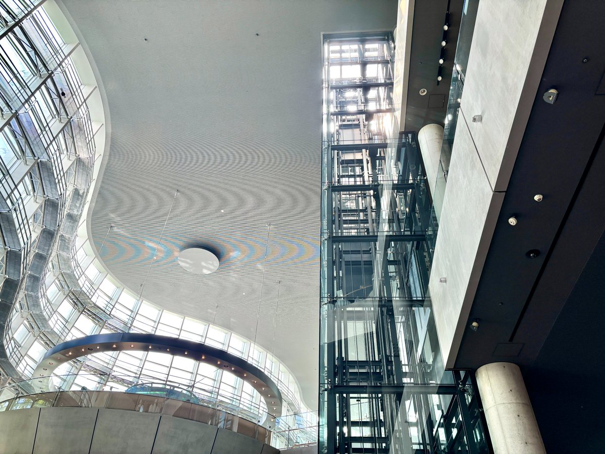 NACT_PR's tweet image. \#新美建築探訪/
「閉」ボタンがないエレベーター?!
吹き抜けの館内を行き来できる、シースルーエレベーター。
ガラス張りなので、1階ロビーの空間を眺めながら移動することができます。
エレベーターの内部をよく見てみると、…