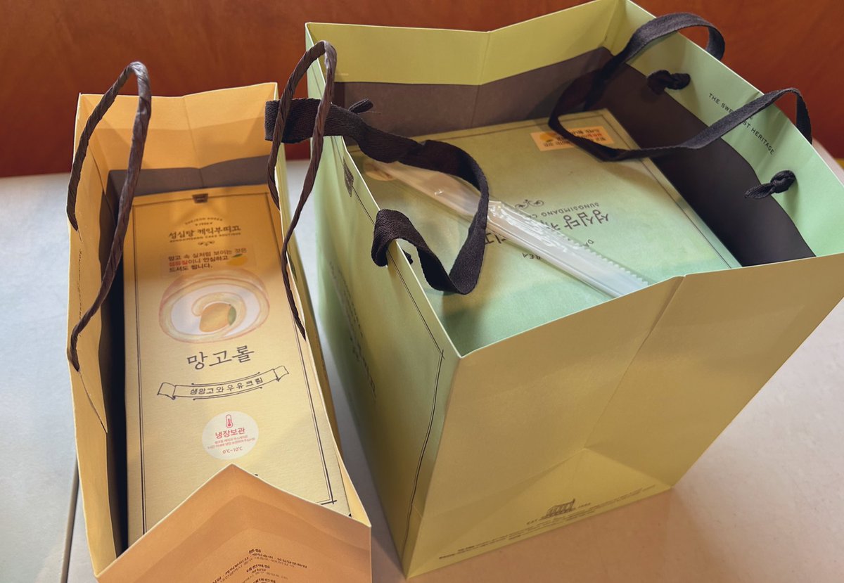 대전역 9:05 하차, 성심당까지 1.26km 도보 15분(1,367보). 줄 없이 바로 구매해서 미리 챙겨간 보냉백에 포장 후 택시 탑승. 9:47분 열차로 천안아산 10:09 도착. 목적이 단 하나일 땐 이렇게 해야 하는 거다.