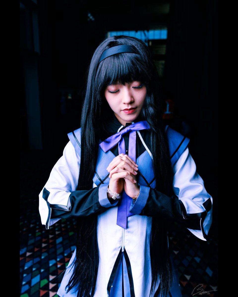 butterphoto's tweet image. A thousand loops, a single promise. Homura doesn’t fight for the world—she fights for one girl, and that makes her more terrifying than any witch.
#momocon #momocon2025 #cosplay #homuraakemi #madokamagica #puellamagimadokamagica