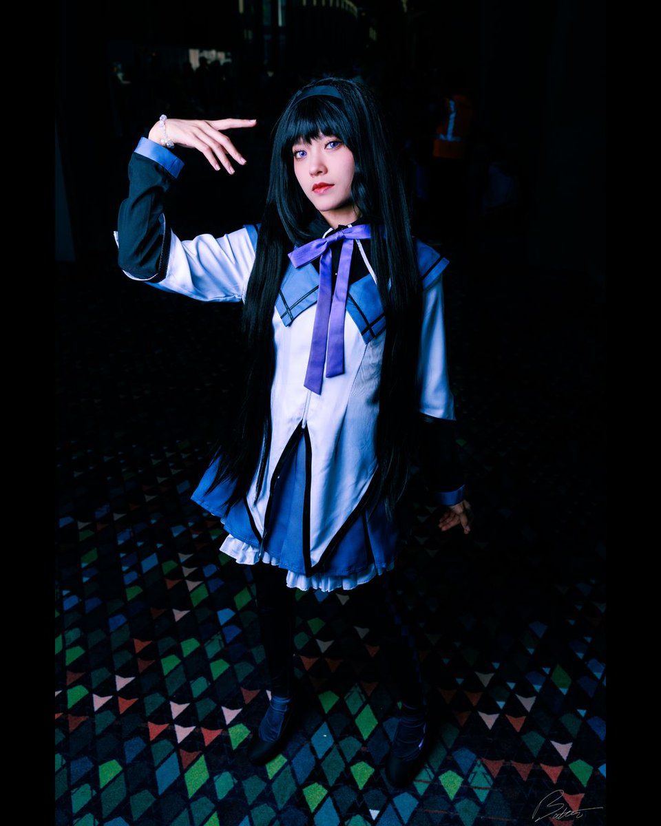 butterphoto's tweet image. A thousand loops, a single promise. Homura doesn’t fight for the world—she fights for one girl, and that makes her more terrifying than any witch.
#momocon #momocon2025 #cosplay #homuraakemi #madokamagica #puellamagimadokamagica