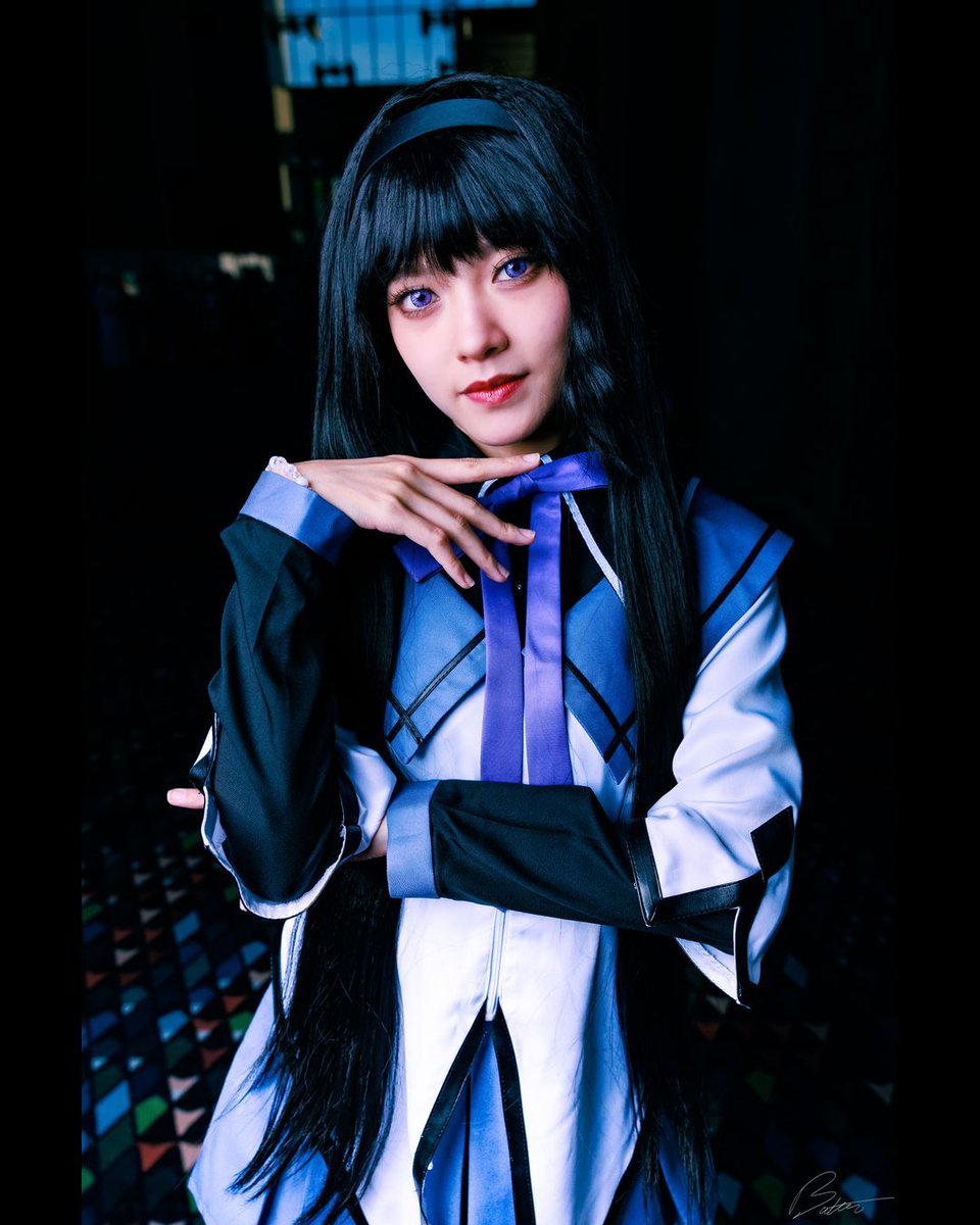 butterphoto's tweet image. A thousand loops, a single promise. Homura doesn’t fight for the world—she fights for one girl, and that makes her more terrifying than any witch.
#momocon #momocon2025 #cosplay #homuraakemi #madokamagica #puellamagimadokamagica