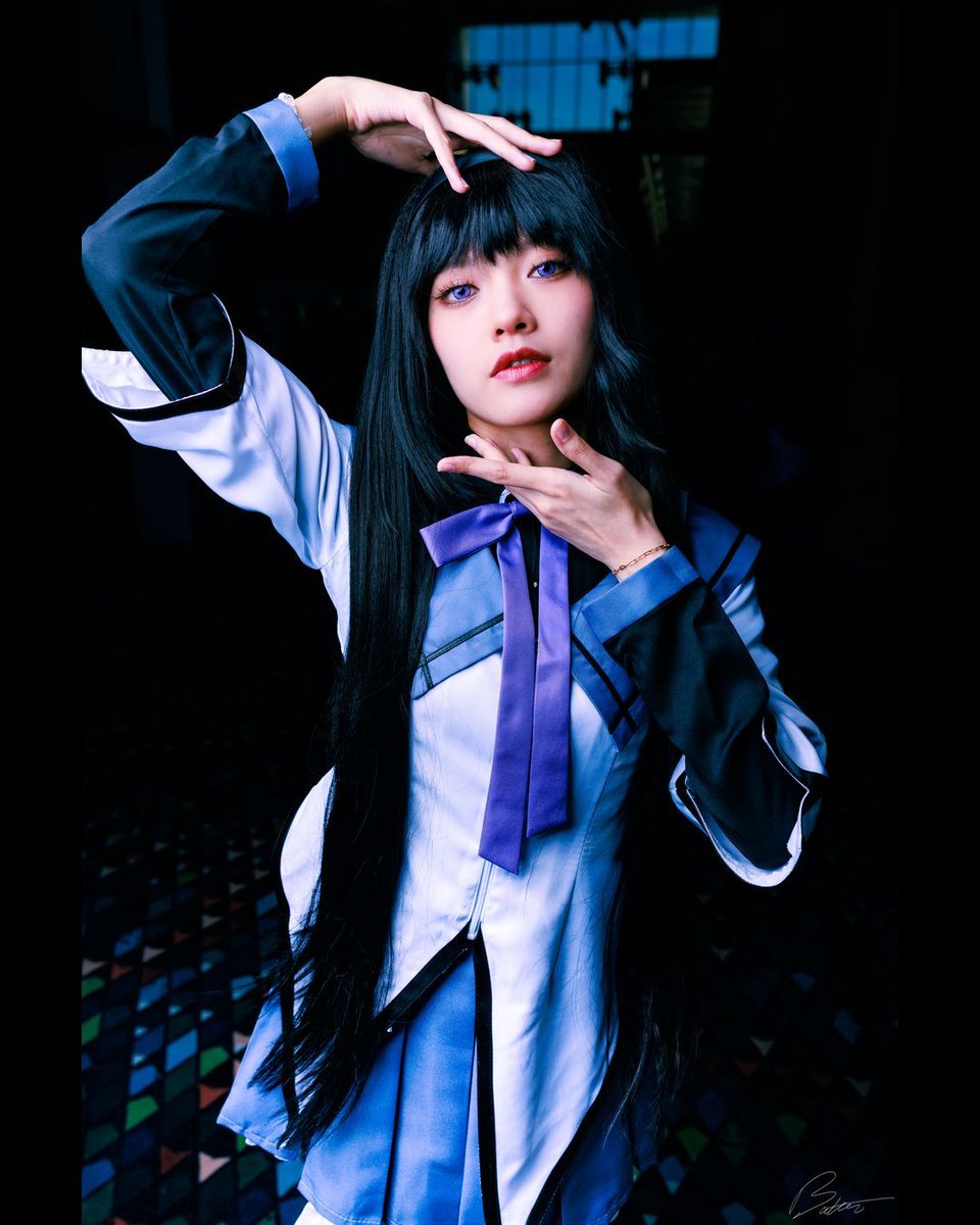 butterphoto's tweet image. A thousand loops, a single promise. Homura doesn’t fight for the world—she fights for one girl, and that makes her more terrifying than any witch.
#momocon #momocon2025 #cosplay #homuraakemi #madokamagica #puellamagimadokamagica