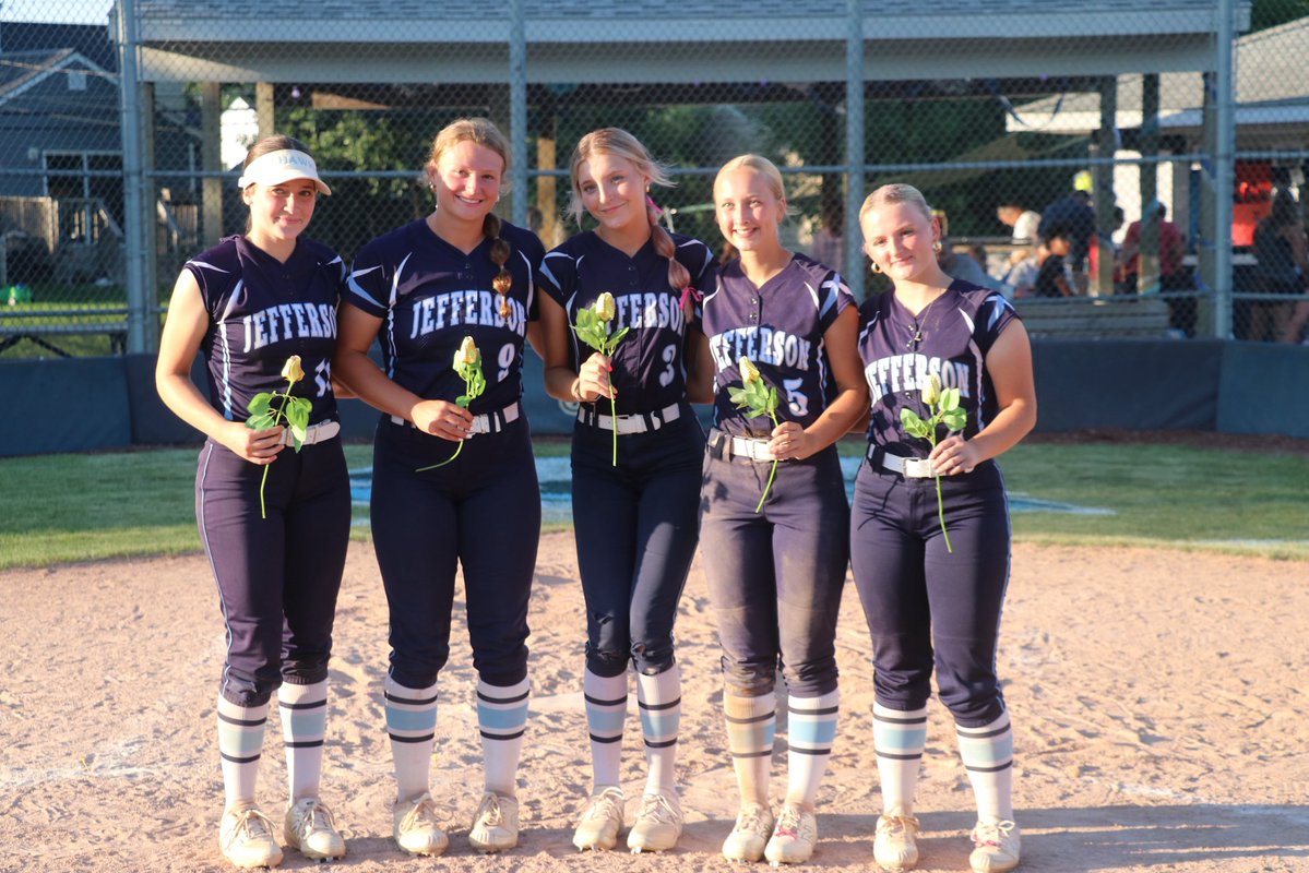 That’s a wrap on the 24-25 J-Hawk athletic season. Thank you to these 5 ladies and their teammates for yet another enjoyable and entertaining summer. 🩵