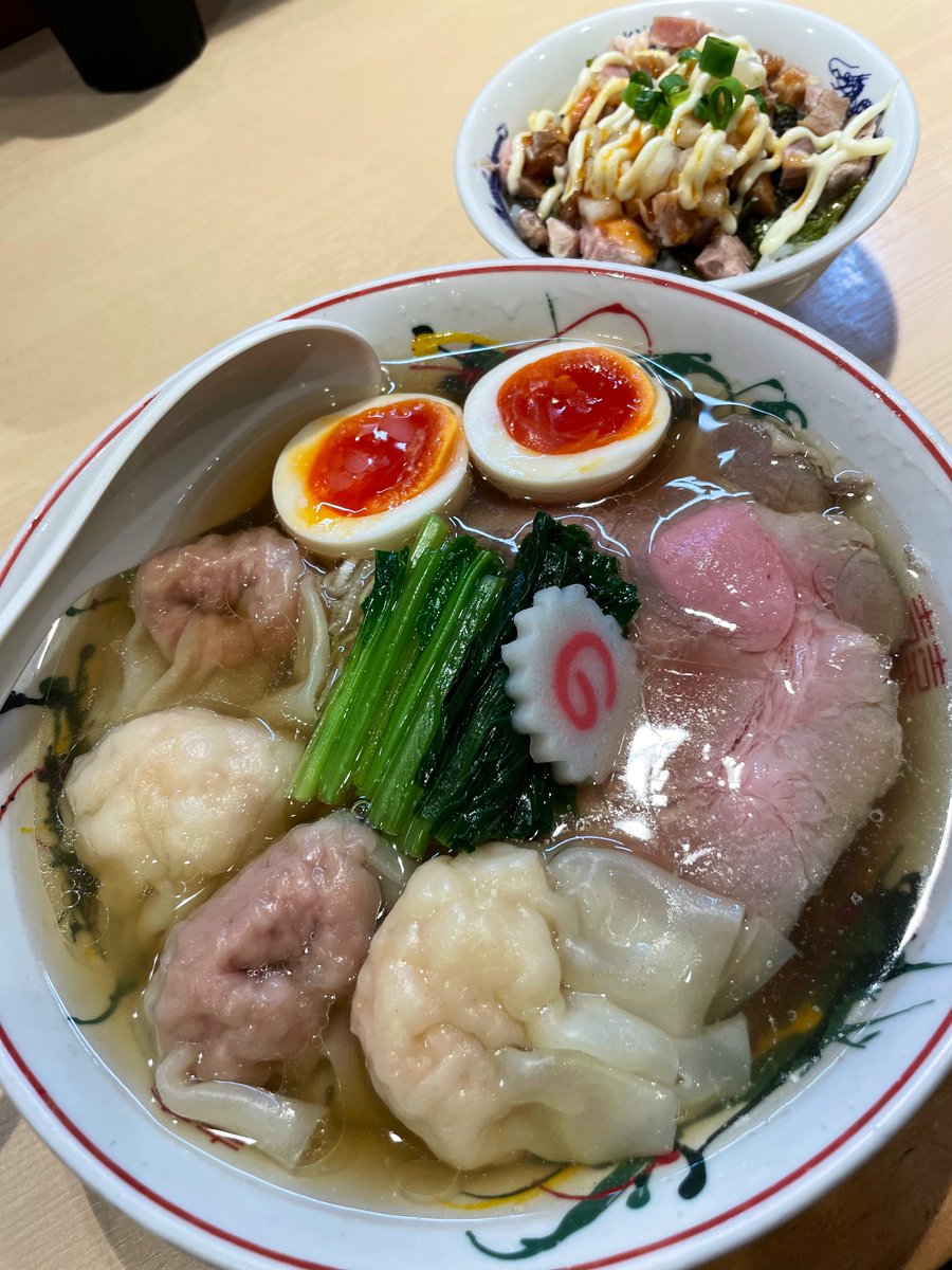 LeonJune0324's tweet image. キング製麺
『全部入り白だしラーメン』✨

高級和食のような出汁🔥百名店ラーメン🍜
✔︎多加水モチモチ平打ち縮れ麺😋
✔︎ギッシリ詰まった肉と海老ワンタン🍖🦐
✔︎オーバードライブ(辛味)で味変🌶️

見た目より力強い味わいのスープ🥳
雲呑もとても美味しい😎大好き😘