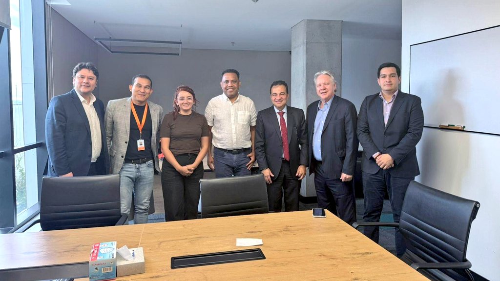 El Superintendente Alfredo Enrique Piñeres Olave, lideró una reunión con los gremios del transporte terrestre <a href="/UNGremial/">@unidadgremialtransportadora</a>, <a href="/AsociacionAditt/">ADITT</a>, <a href="/Cstransportecol/">CST Transporte</a> y <a href="/ASOTRANS/">Asociación Nacional de Transportadores ASOTRANS</a>, abordando temas referentes a infraestructura, digitalización, vigilancia, promoción, prevención, entre otros.