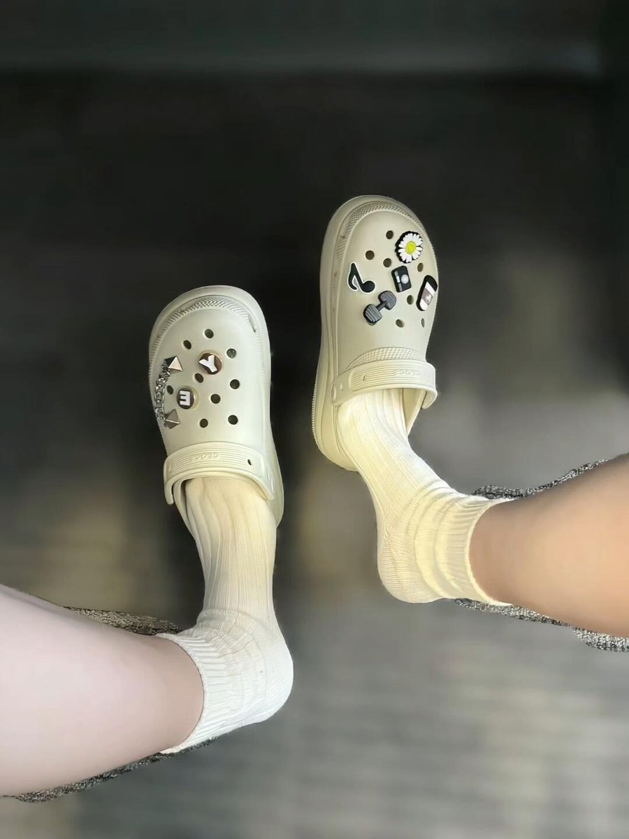 继昨天脚被砸后，今天我理直气壮的穿拖鞋上班，老板姐看见了我以后说晚上带我吃好吃的，还说是大餐，瞬间觉得脚也不疼了，我需要工作，哈哈哈～🤣🤣🤣