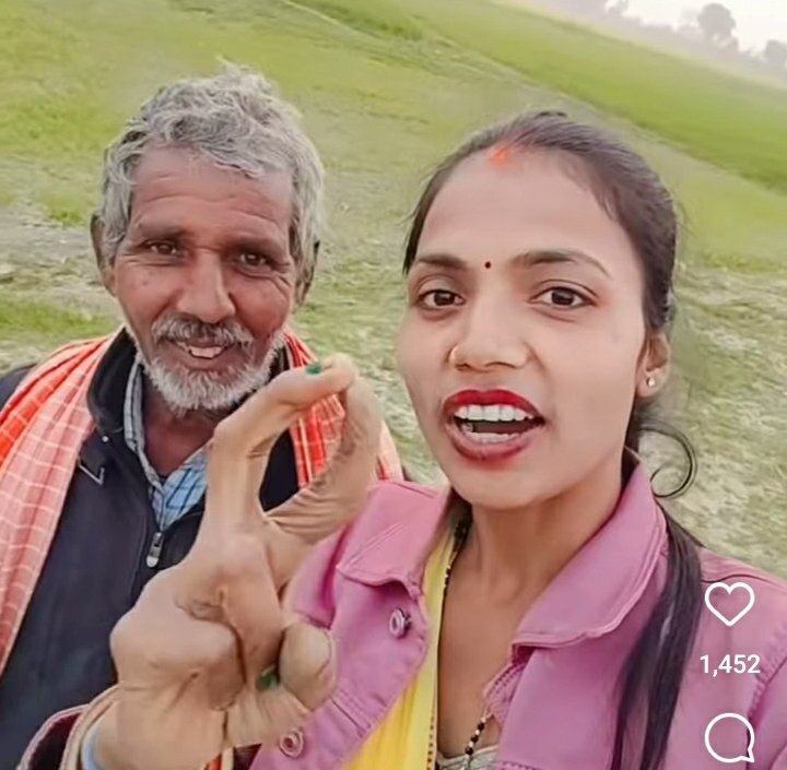 इस महिला का नाम किरण कुमारी है. इस महिला ने इंस्टाग्राम को अश्लीलता का अड्डा बना दिया है. यह महिला ना नाचती है, ना गाती है और ना ही कॉमेडी वीडियो बनाती है. ये महिला केवल बदल मीनिंग जैसी फूहड़ता पर वीडियो बनाती है.🤭

बुजुर्ग आदमी को पूछती है बाबा आज मेरे अंदर गर्मी ज्यादा है, तुम