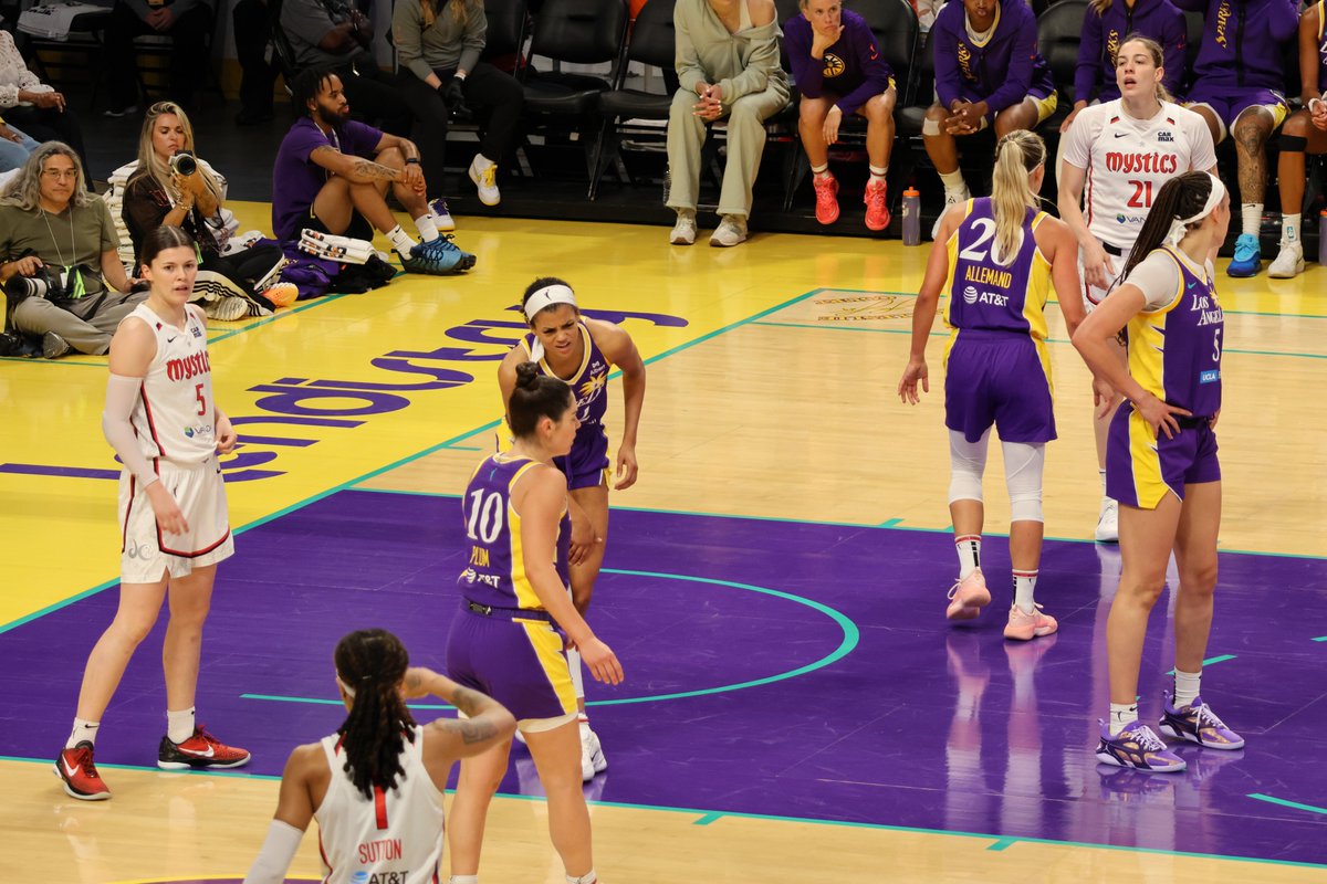 JackieRaeTV's tweet photo. #RaeBurrell just got on the board with her first points of the night. 👏🏽 She’s been seen grabbing at her right thigh — could be some tightness there. One to watch. 👀 #LASparks #WNBA https://t.co/JAJ2rToMLx
