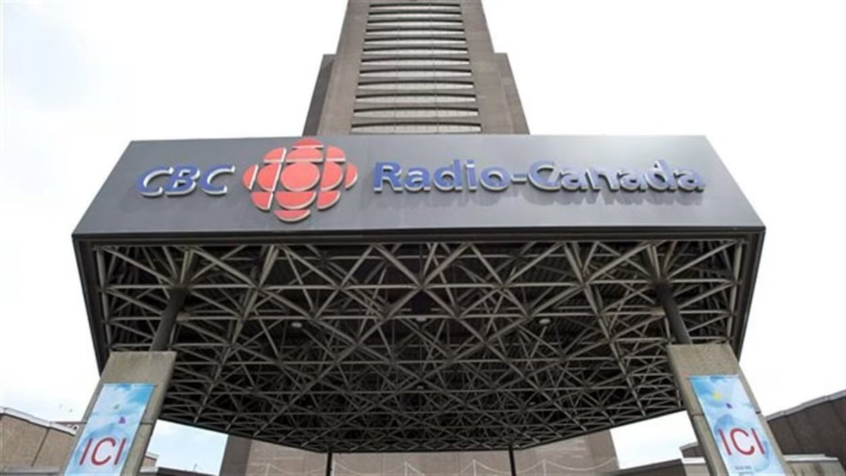 LaPiluleBleueQC's tweet image. Le fédéral annonce des coupures de 200 millions à Radio-Canada : des employés déchirent leur carte de membres du PLC.