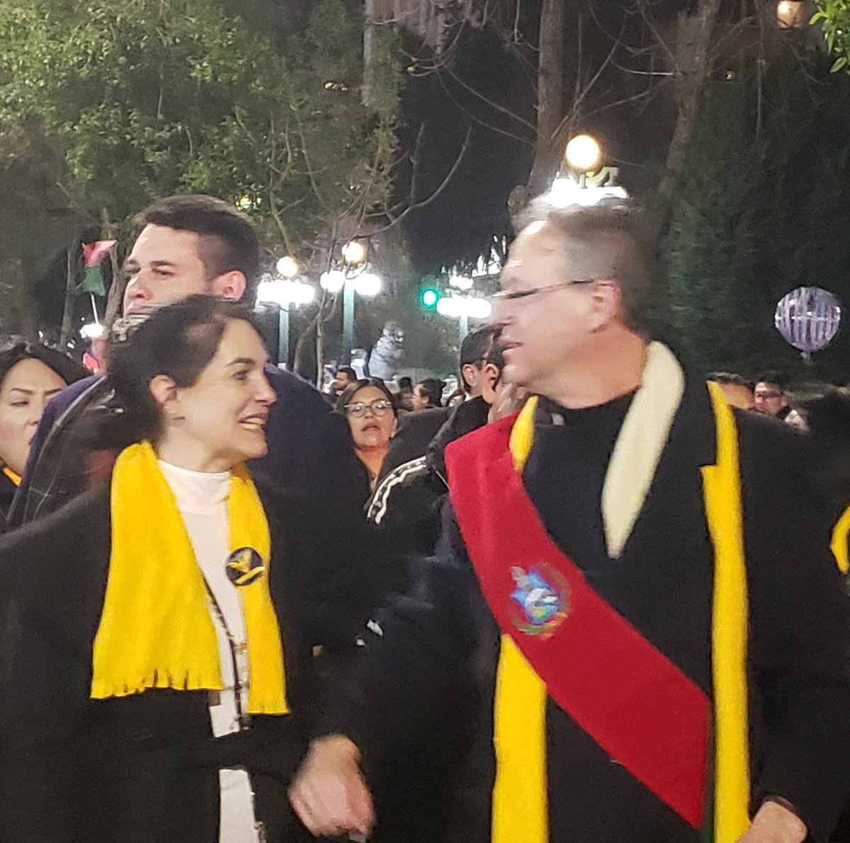 LIBERTAD!! (@carito13440640) on Twitter photo #Bolivia 🇧🇴
Como no se vio en 20 años.
Esposos, chacha-warmi, un ejemplo de familia sólida, lado a lado. ✔
Hoy le rinden homenaje a nuestra
"OH LINDA LA PAZ"
Vamos por #CAMBIO
Seguimos con
<a href="/JaimeDunn_/">Jaime Dunn</a> Bolivia #Bolivia 🇧🇴
Como no se vio en 20 años.
Esposos, chacha-warmi, un ejemplo de familia sólida, lado a lado. ✔
Hoy le rinden homenaje a nuestra
"OH LINDA LA PAZ"
Vamos por #CAMBIO
Seguimos con
<a href="/JaimeDunn_/">Jaime Dunn</a> Bolivia