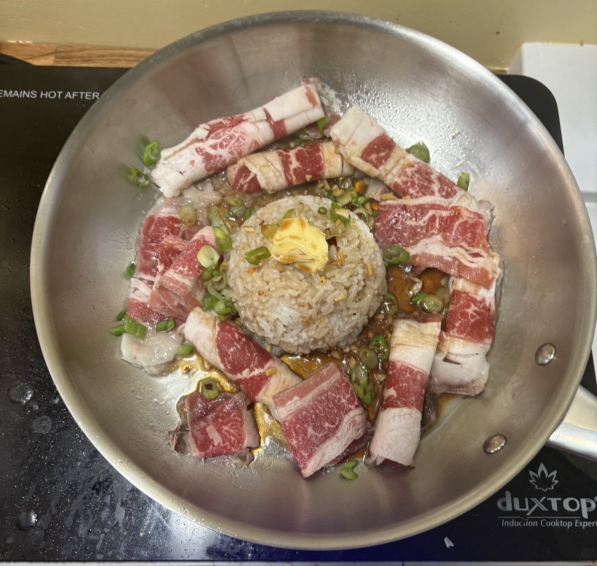 chojihuu's tweet photo. me and the dinner i made (sizzling lunch at home!) https://t.co/VPMrzRvEMM
