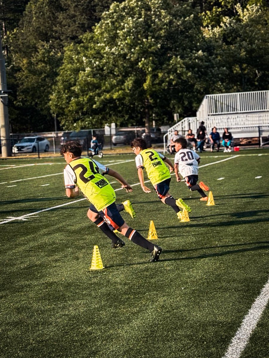 abcfutbolbase1's tweet photo. Cada foto de entrenamiento cuenta una historia que no todos ven…
Historias de esfuerzo, de sonrisas cansadas, de manos que se levantan después de caer, de sueños que se construyen paso a paso.

Aquí no solo se entrena fútbol.
Se entrena carácter, respeto, compañerismo y pasión. https://t.co/16yZIzjtcF