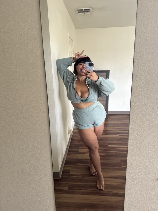 Watch Mila Loves's leaked NSFW photo on TwXstars