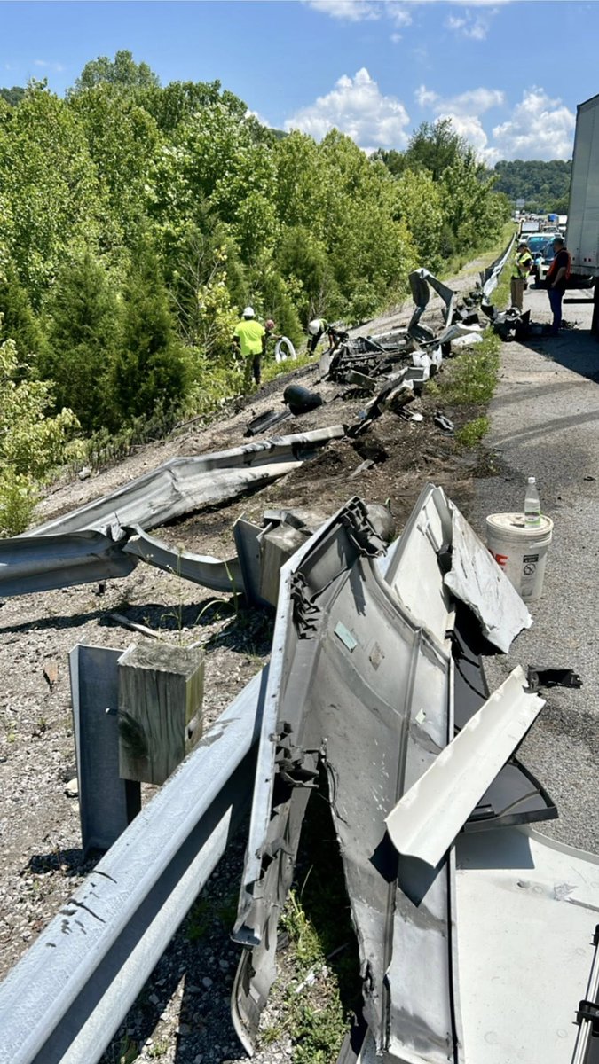 WCTNEMA's tweet image. A semi carrying food products jackknifed this afternoon on I-840 near I-65. Saddle tank rupture dumped 150 gallons of diesel on the shoulder. Response from @FranklinFire, @WCSO, @THPNashville, @WCTNEMA, @Williamson_Fire & Box 94 for support in the heat. No injuries reported.