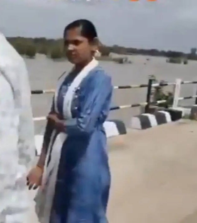 कर्नाटक के यादगिरी में एक पत्नी ने सेल्फी के बहाने पति को नदी पर धक्का दे दिया।
2 महीने पहले दोनों की शादी हुई थी, पति-पत्नी को लेने मायके गया था, वापसी के दौरान पत्नी ने गुरजापुर बैराज पुल पर रुकने की बात कही और सेल्फी लेने की इच्छा जताई.
फिर पत्नी ने पति को नदी में धक्का दे