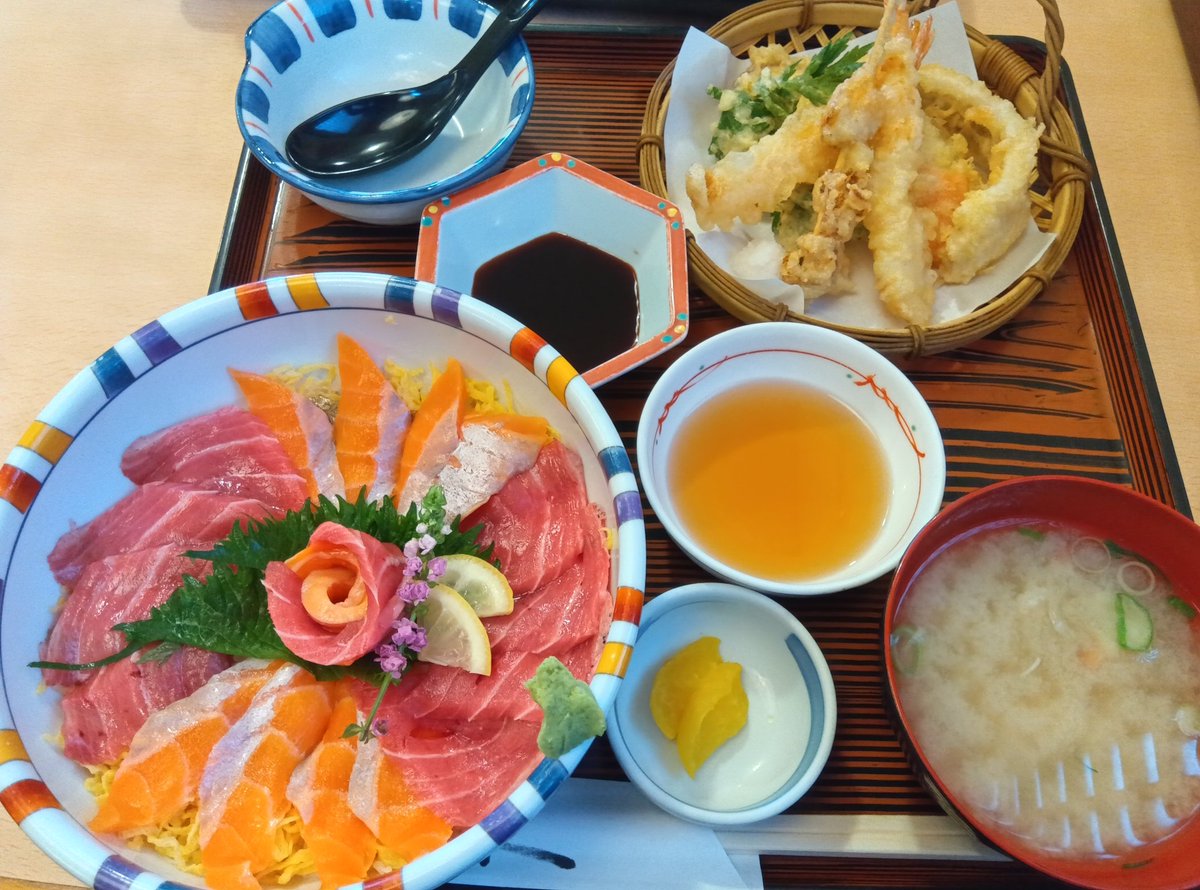 SketBus's tweet photo. 美保関のまつやで中トロサーモン丼天ぷらセット！山陰の地に感謝ですねぇ。 https://t.co/4TPyDTRMPR