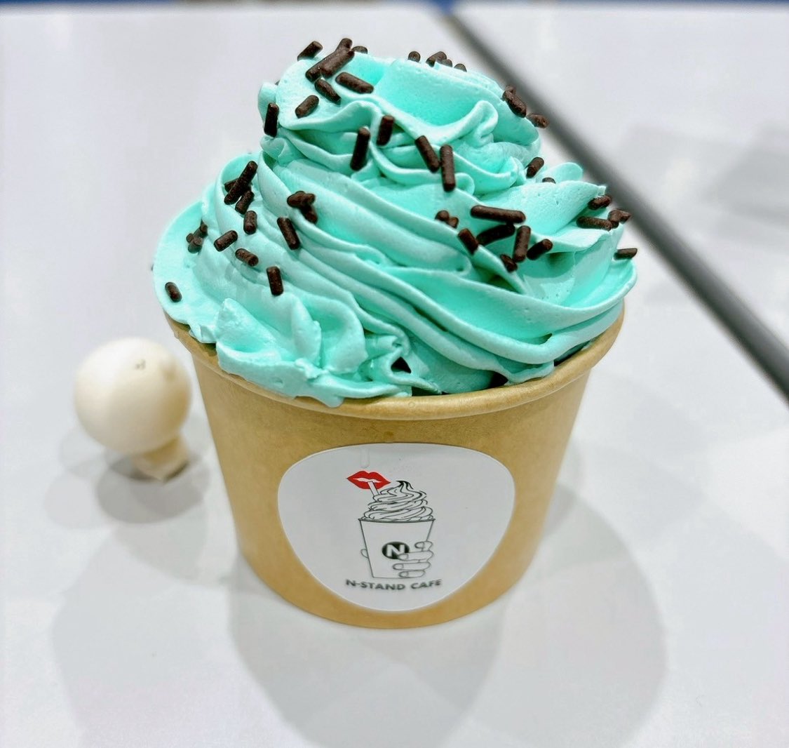 おひるだよ〜☀️
暑くてじんわり汗がにじむ日には、しろまんはアイスをぺろり🍦
冷たくて甘い味が、ほっと心をひんやりさせてくれるよ☁️
外の白い空もゆるやかで、ちょっとだけ休憩の時間。
午後もゆったり、自分のペースでね🌿☺️