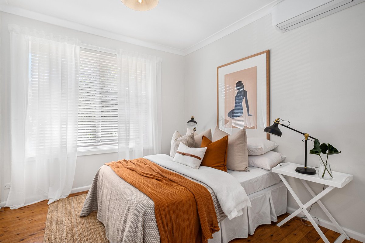 Cher_decor's tweet photo. Layered window coverings, soft textures, and warm tones—this cozy bedroom is all about comfort and style. 🛏️✨ #HomeDecor #LayeredLook https://t.co/lO8PV0j2Ct
