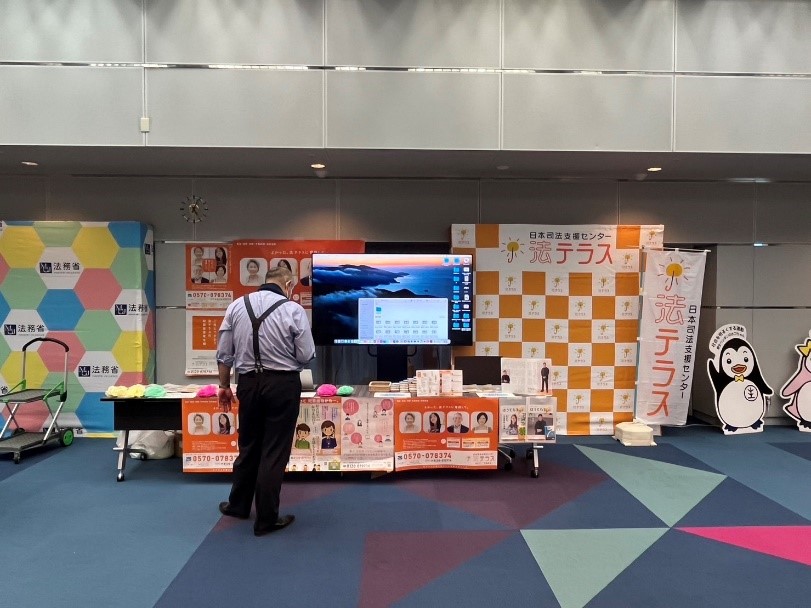 MOJ_HOUMU's tweet image. 【法務省こども霞が関見学デー イベント⑮】
#法テラス は、誰でも、いつでも、どこでも、トラブル解決に必要なサービスが受けられる社会を目指しています。
#こども見学デー では、2日間、オリジナルグッズを配布しています!
ぜひお越しください✨
詳細👉moj.go.jp/hisho/kouhou/h…
