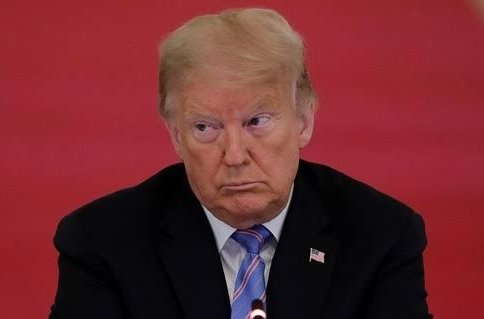 URGENTE: completamente aloprado, o Donald Trump quer ACABAR COM O PIX por considerar como uma prática desleal. Esse é o amiguinho do Bolsonaro. Duas figuras atuando contra o Brasil.