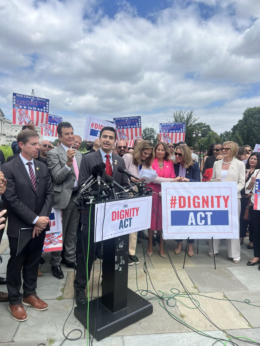 repgabeevans's tweet image. Proud to stand with @RepMariaSalazar today to introduce our bill, the Dignity Act — bipartisan legislation that will help secure our border, strengthen America’s workforce, and give immigrants a chance to earn legal status through accountability and contribution.🇺🇸