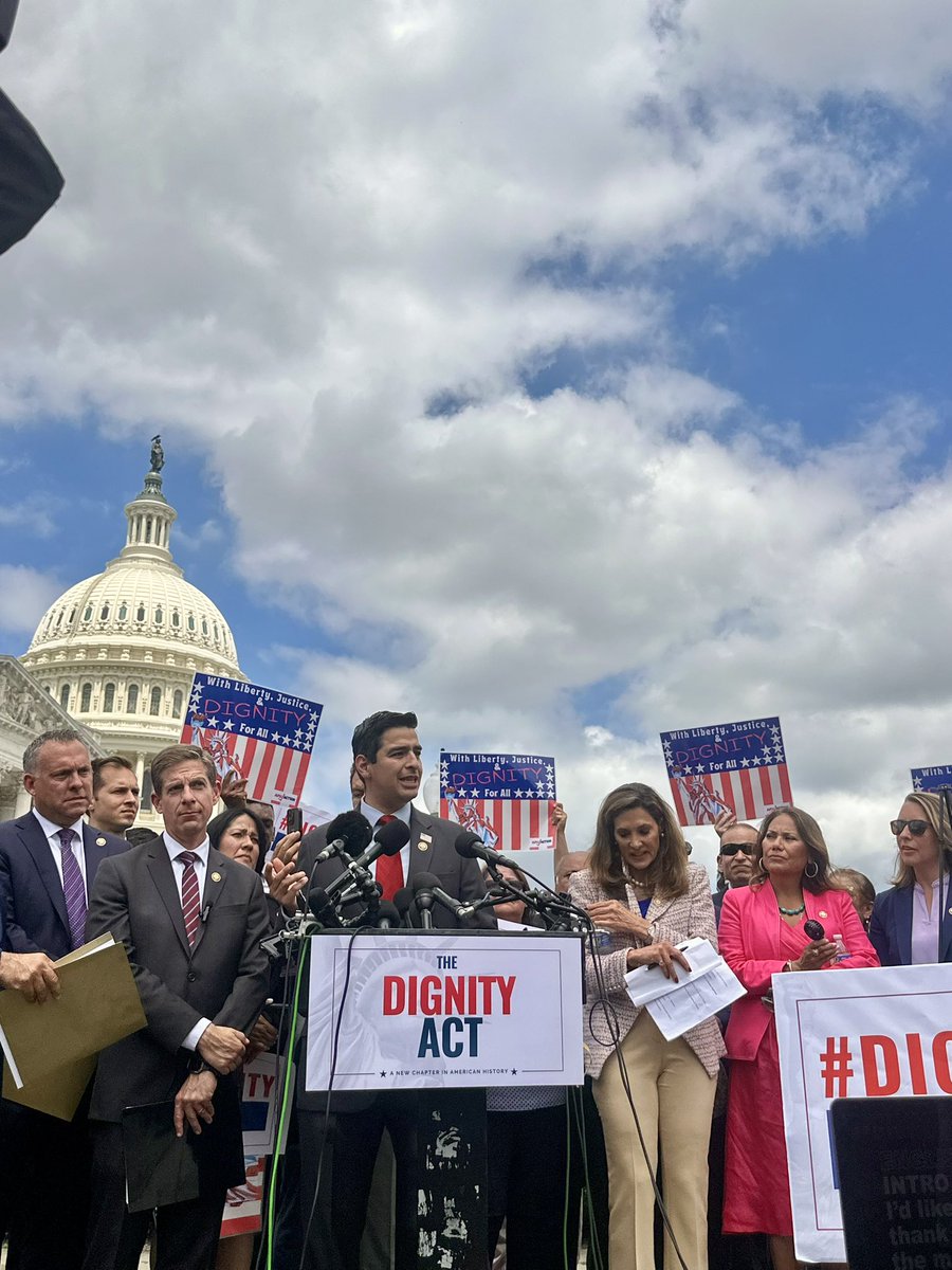 repgabeevans's tweet image. Proud to stand with @RepMariaSalazar today to introduce our bill, the Dignity Act — bipartisan legislation that will help secure our border, strengthen America’s workforce, and give immigrants a chance to earn legal status through accountability and contribution.🇺🇸