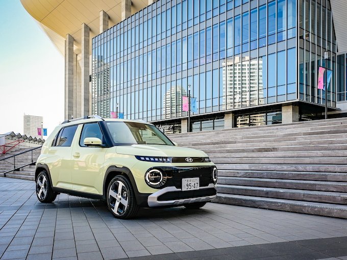 carsensor's tweet image. 【「電気自動車はちょっとハードルが高い!」そんな方へ…🎁✨】
2025年4月、ヒョンデの新型EV「インスター」が上陸しました!
フロントフェイスが愛嬌たっぷりでかわいすぎる!💕
(画像1枚目、2枚目)
でも、集合住宅で充電設備がなかったり、
充電インフラが整っていない地域に住んでいたり、…