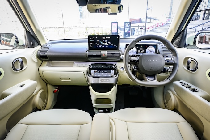 carsensor's tweet image. 【「電気自動車はちょっとハードルが高い!」そんな方へ…🎁✨】
2025年4月、ヒョンデの新型EV「インスター」が上陸しました!
フロントフェイスが愛嬌たっぷりでかわいすぎる!💕
(画像1枚目、2枚目)
でも、集合住宅で充電設備がなかったり、
充電インフラが整っていない地域に住んでいたり、…