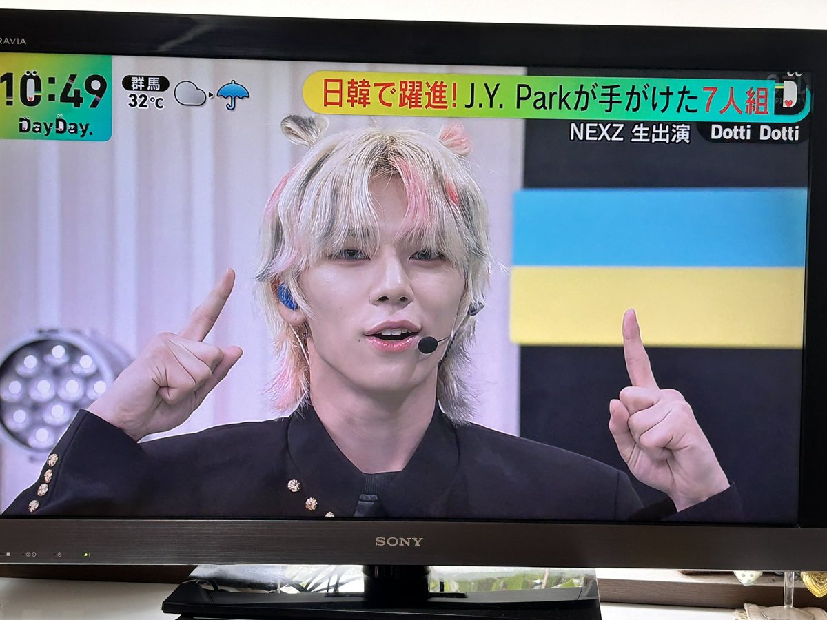 sakura1891749's tweet photo. DayDay.時間短めだったけど生パフォーマンスカッコよかったーー✨
今日もモヤのDayDayポーズかわいかった☺️💯
ゴニちゃんのヘアスタイルは本人いわく鬼👹だそう(≧∀≦)
#NEXZ #OneBite
#One_Bite #NEXZ_One_Bite
#TOMOYA #SOGONE https://t.co/e7imgmMBOa